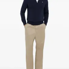 Свитер с вышитым логотипом