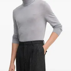 Шерстяной свитер с высоким воротником Шерстяной свитер с высоким воротником