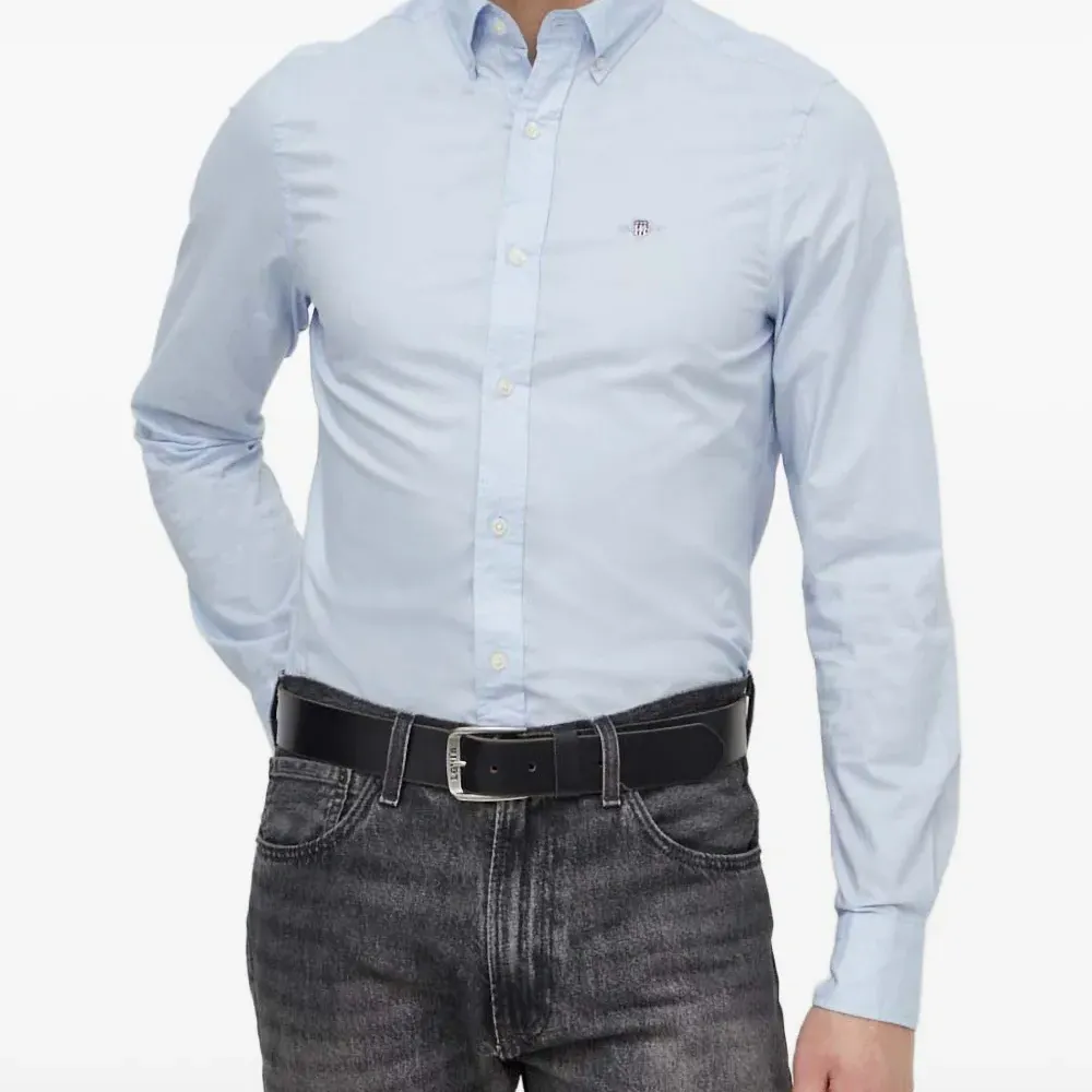 Рубашка с вышитым логотипом