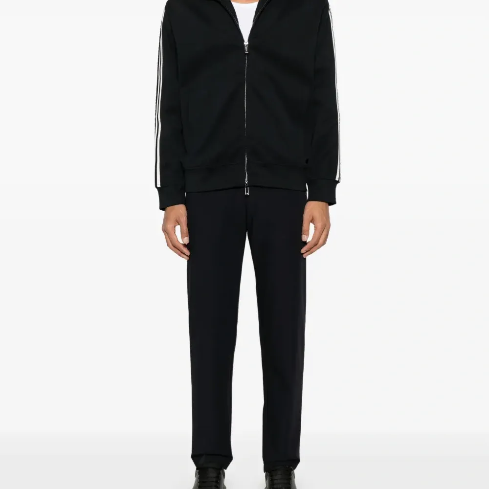 Спортивная куртка с полосками Спортивная куртка с полосками