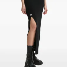 Платье с высоким воротником и разрезом сбоку