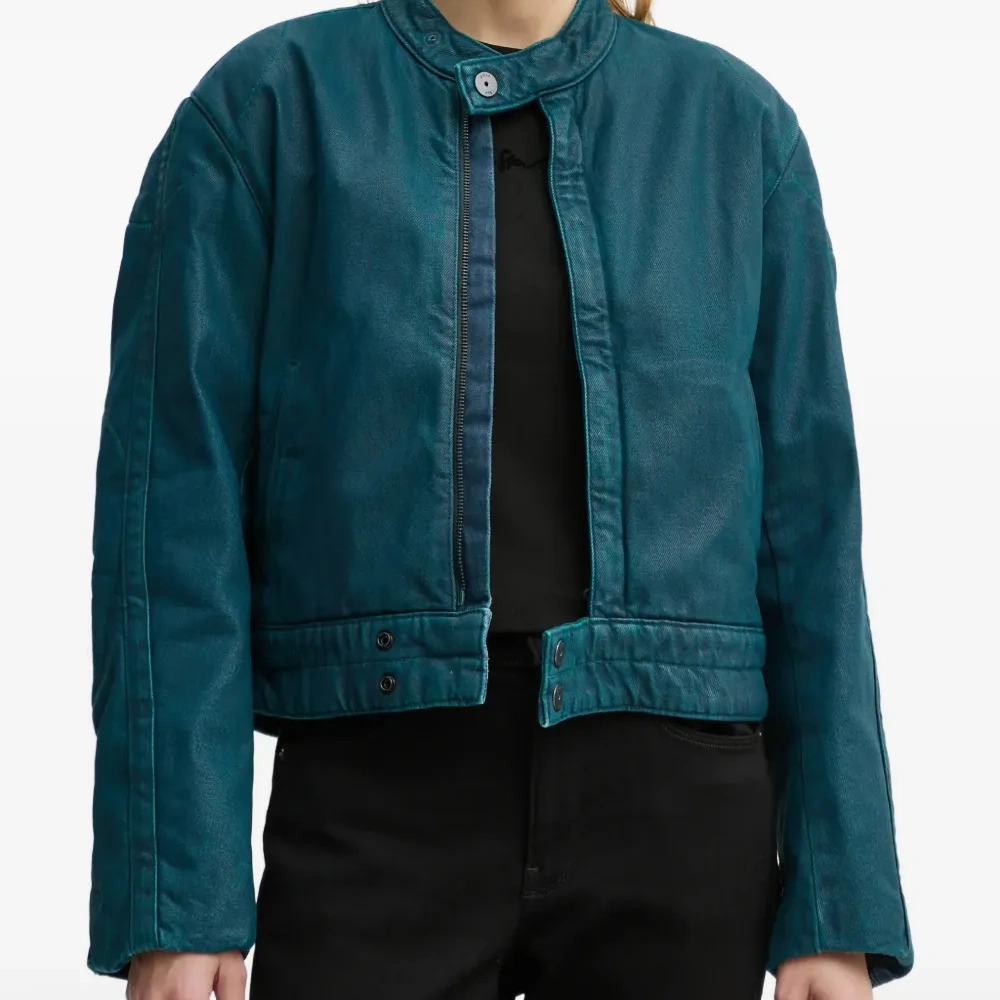 Джинсовая куртка на пуговицах