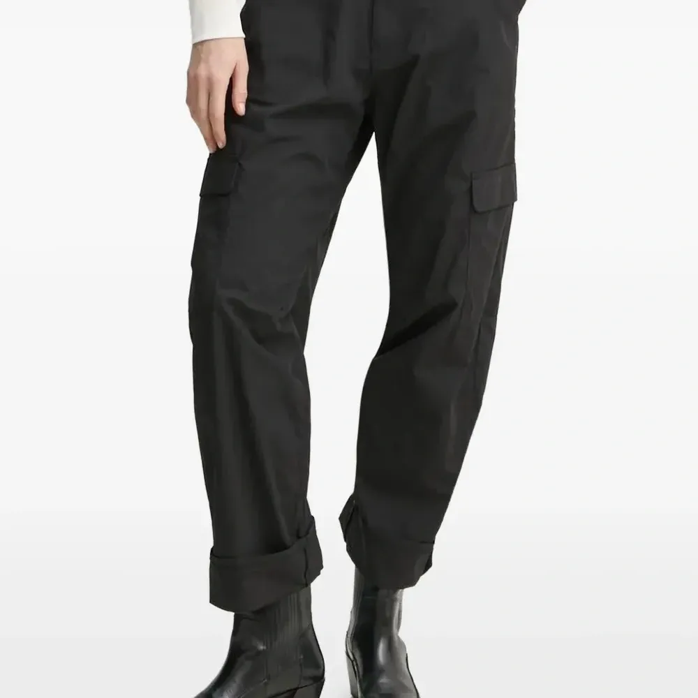 Брюки с карманами карго Брюки с карманами карго