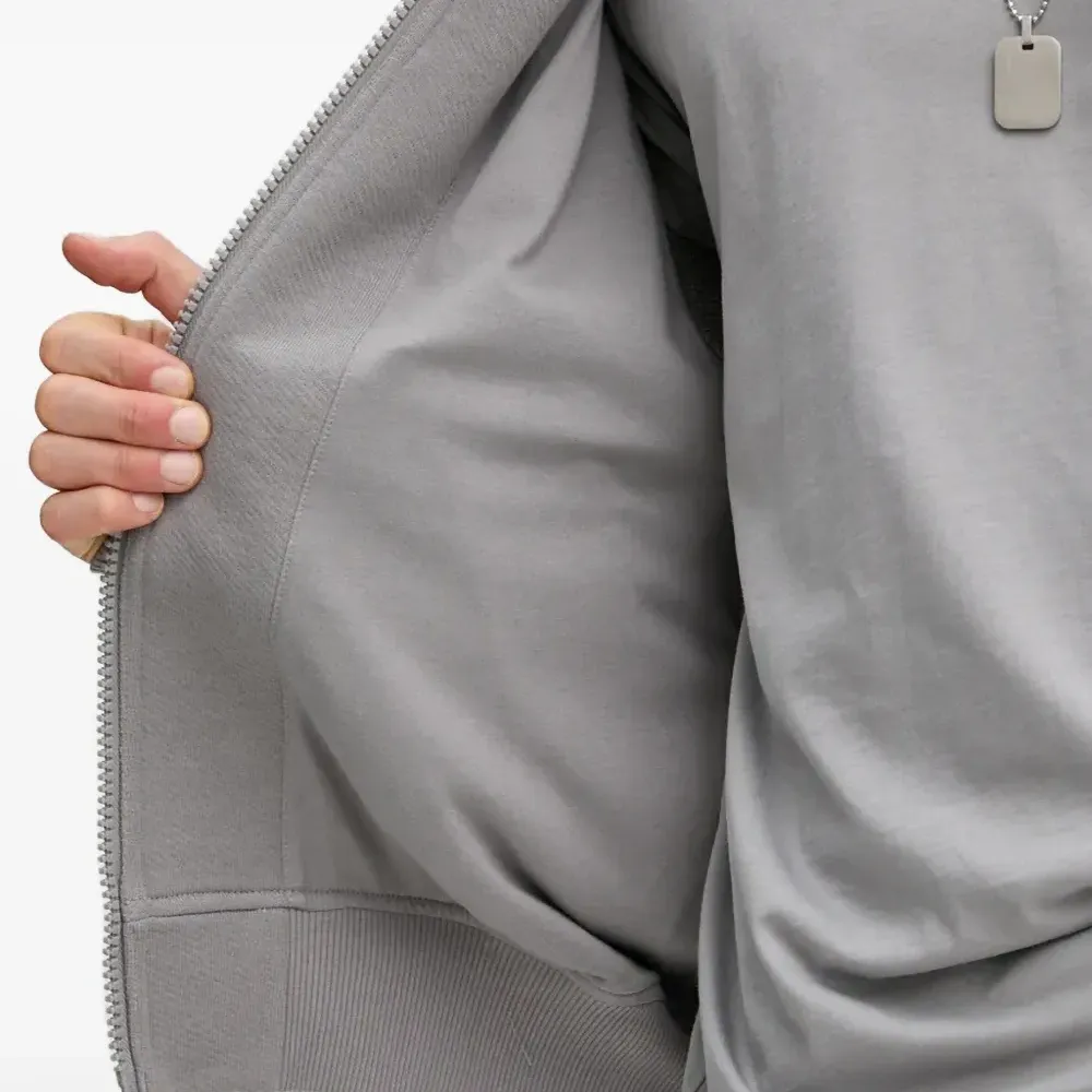 Толстовка на молнии с вышивкой