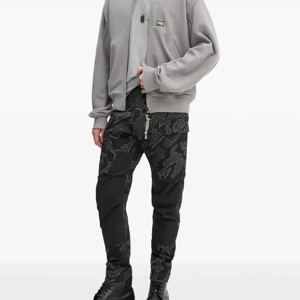 Толстовка на молнии с вышивкой