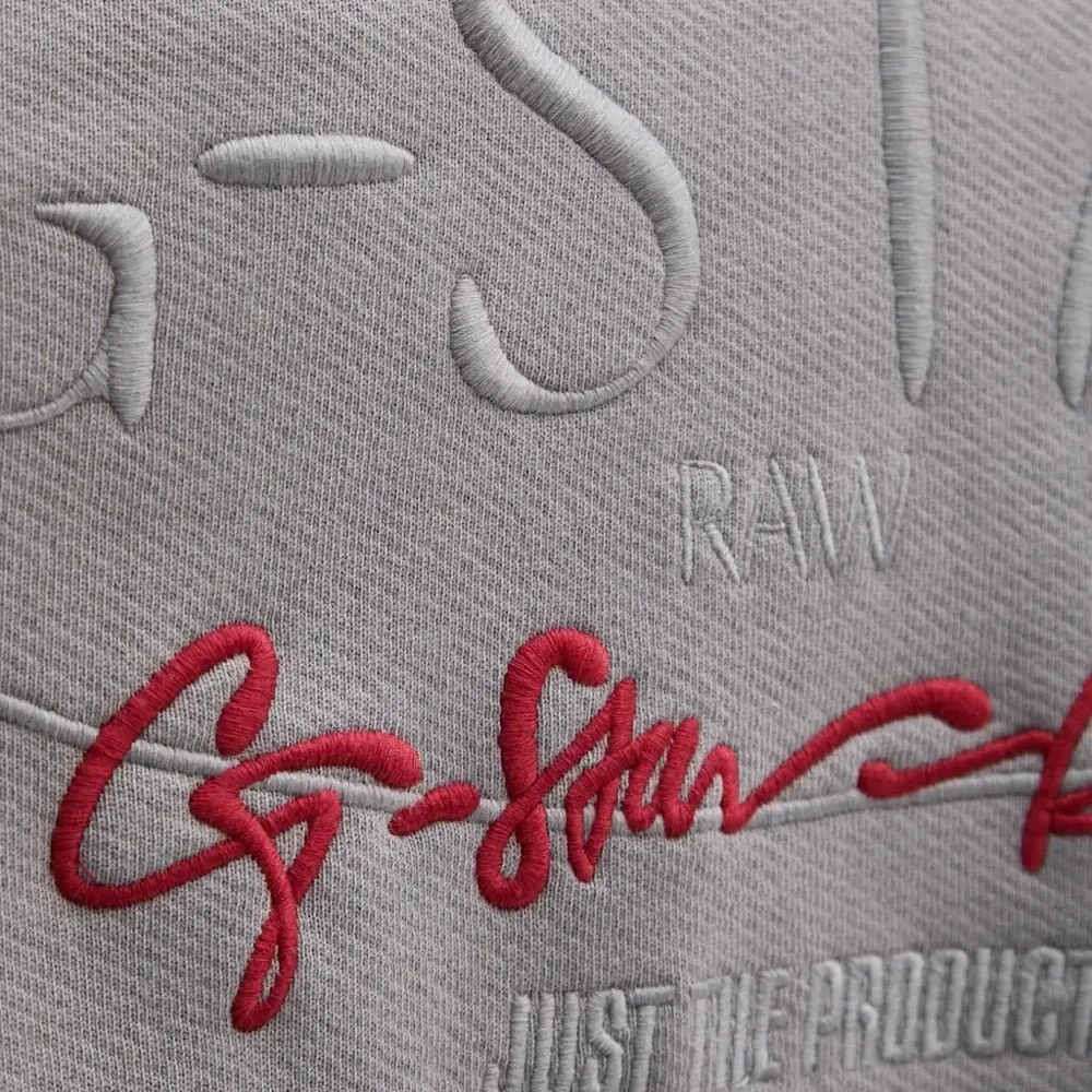 Толстовка на молнии с вышивкой