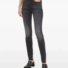 Джинсы с необработанным краем Джинсы с необработанным краем