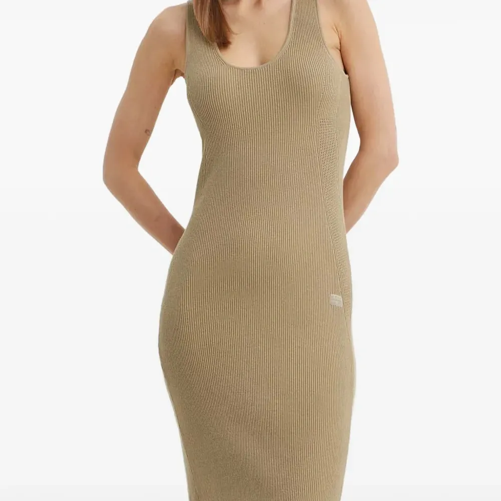 Трикотажное платье-миди без рукавов