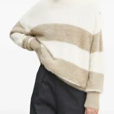 Полосатый свитер с круглым вырезом