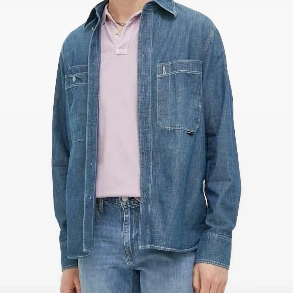 Джинсовая рубашка с карманами