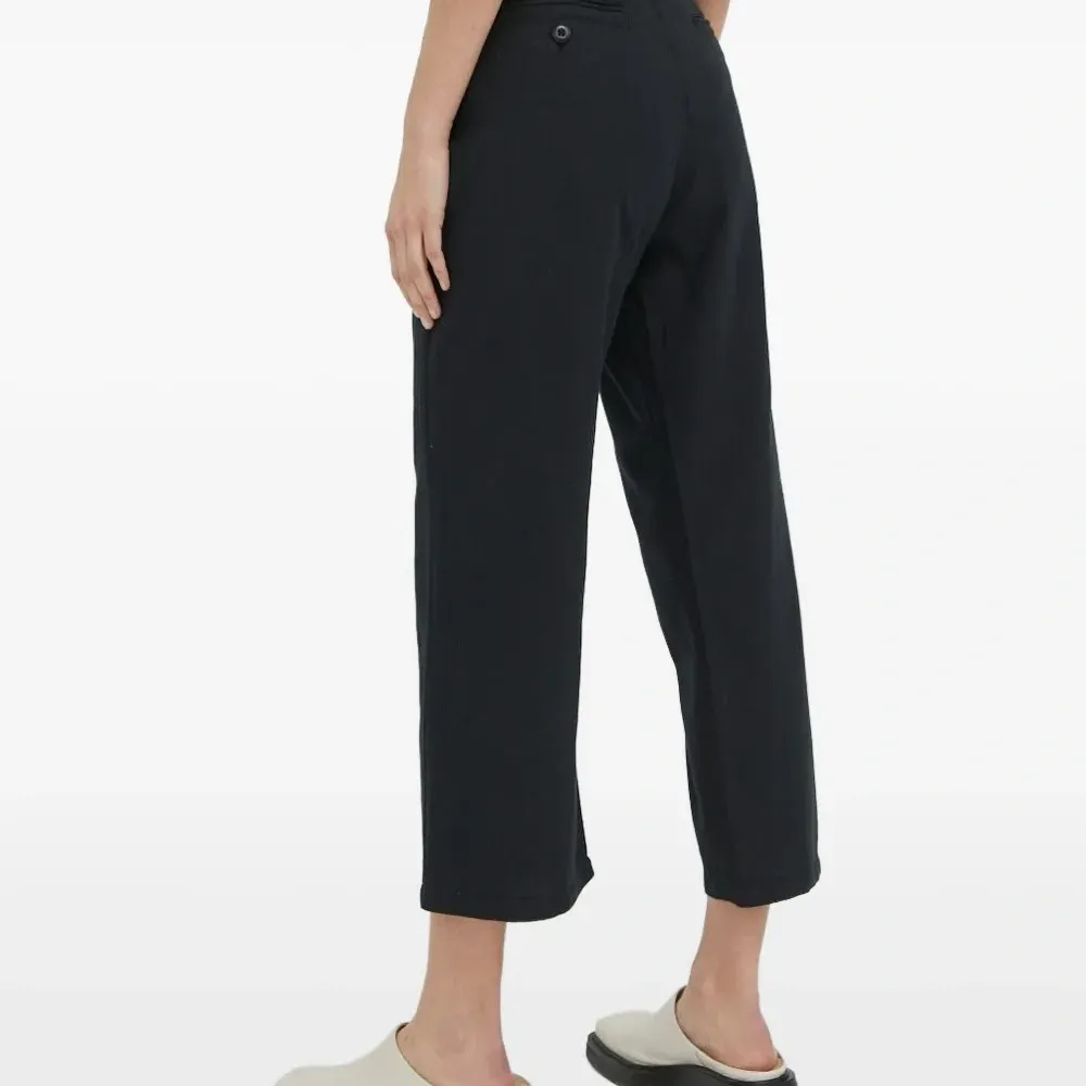 Брюки прямого кроя с карманами Брюки прямого кроя с карманами