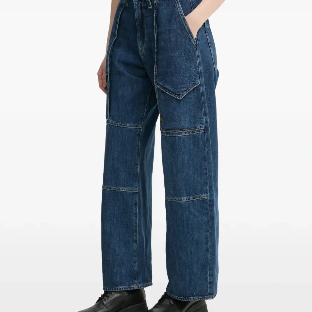 Джинсы с клапанными карманами