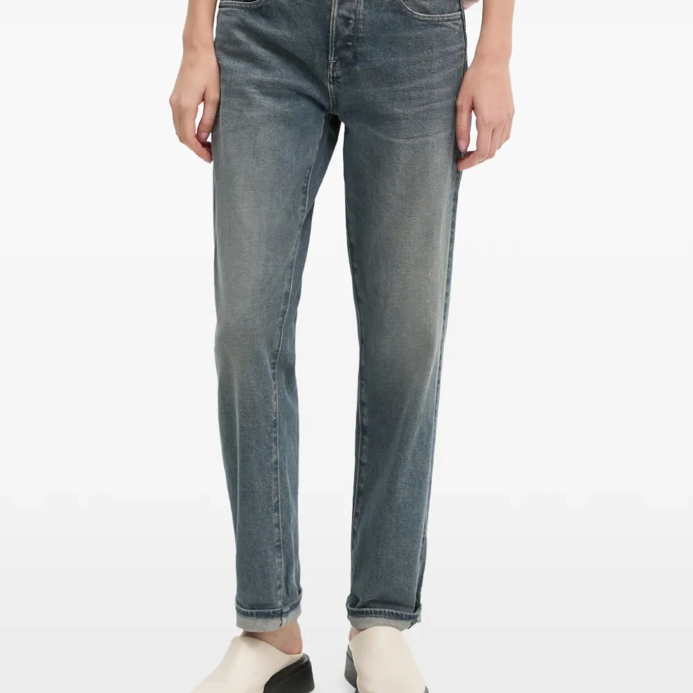 Джинсы с карманом на пуговице