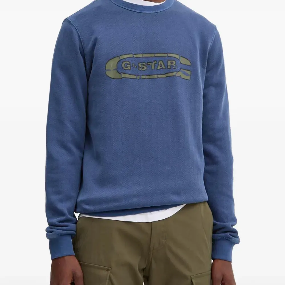 Свитшот с логотипом и круглым вырезом