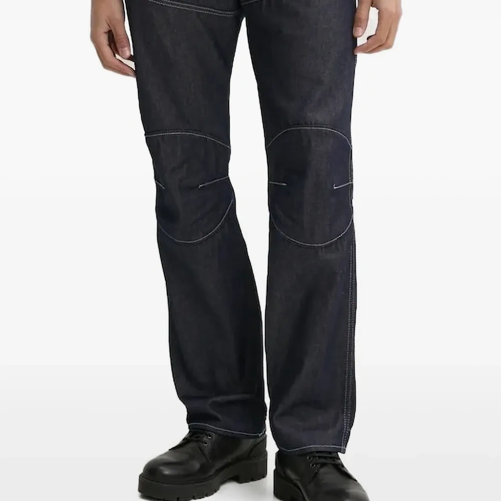 Джинсы с контрастной строчкой и вставками