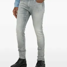 Джинсы с эффектом потертости Джинсы с эффектом потертости