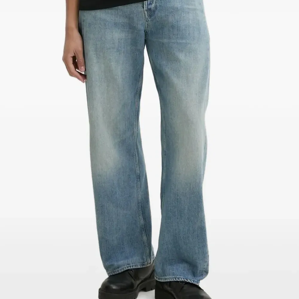 Джинсы с эффектом потертости