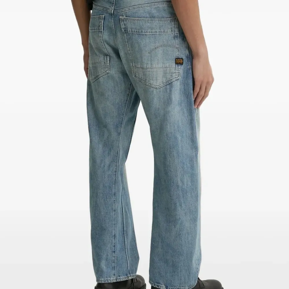 Джинсы с эффектом потертости