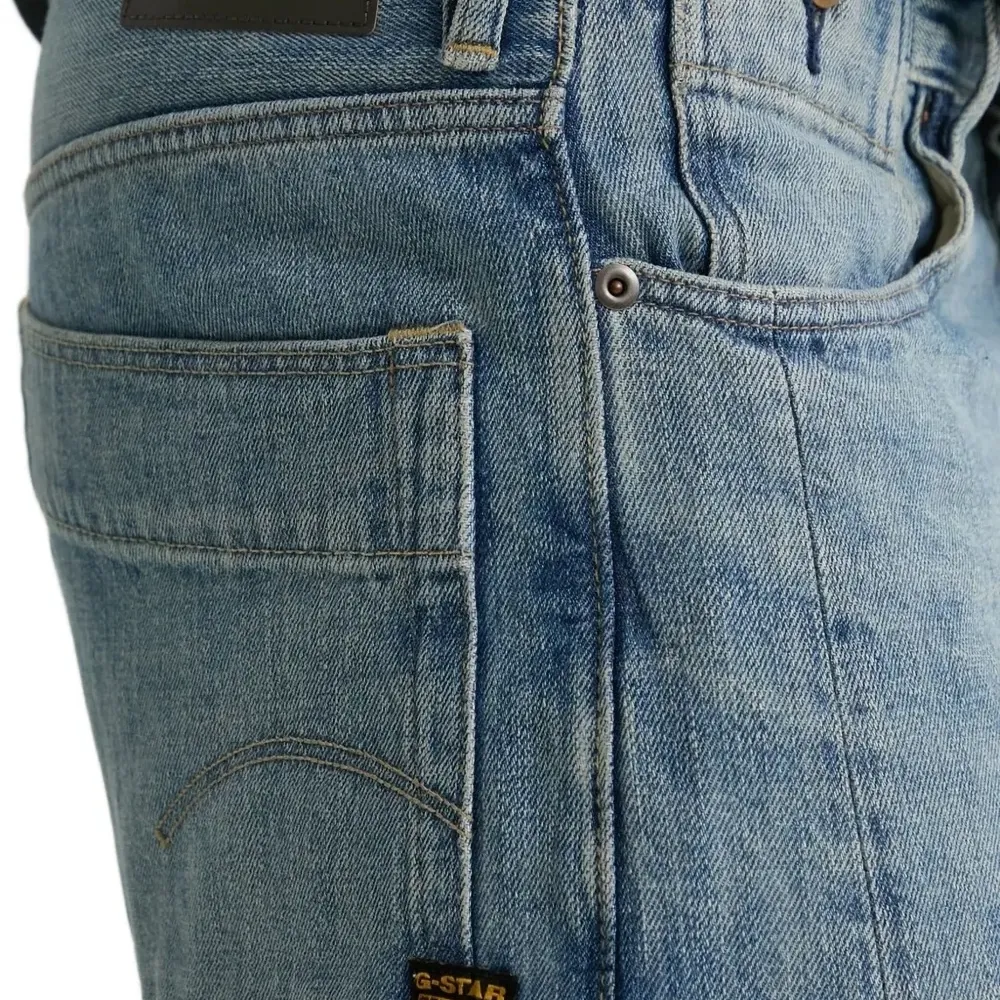 Джинсы с эффектом потертости