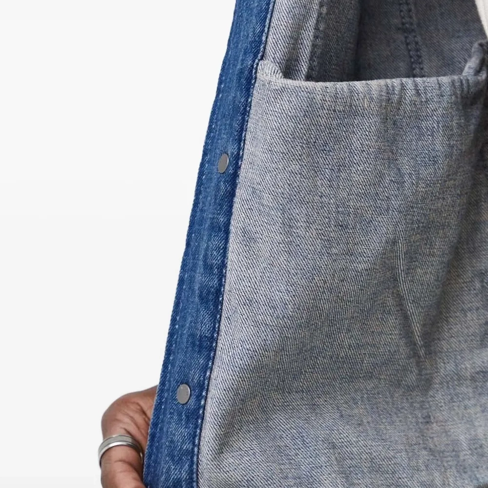 Джинсовая куртка на пуговицах