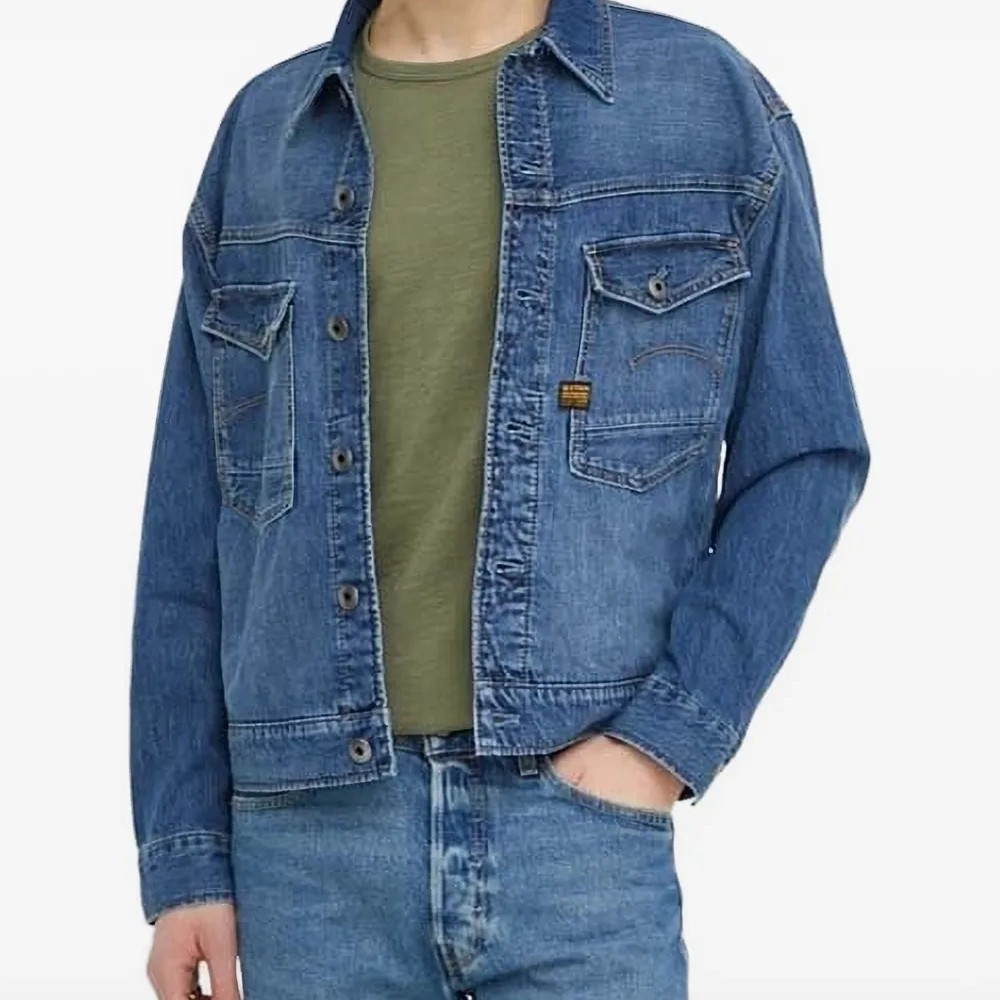 Джинсовая куртка с карманами