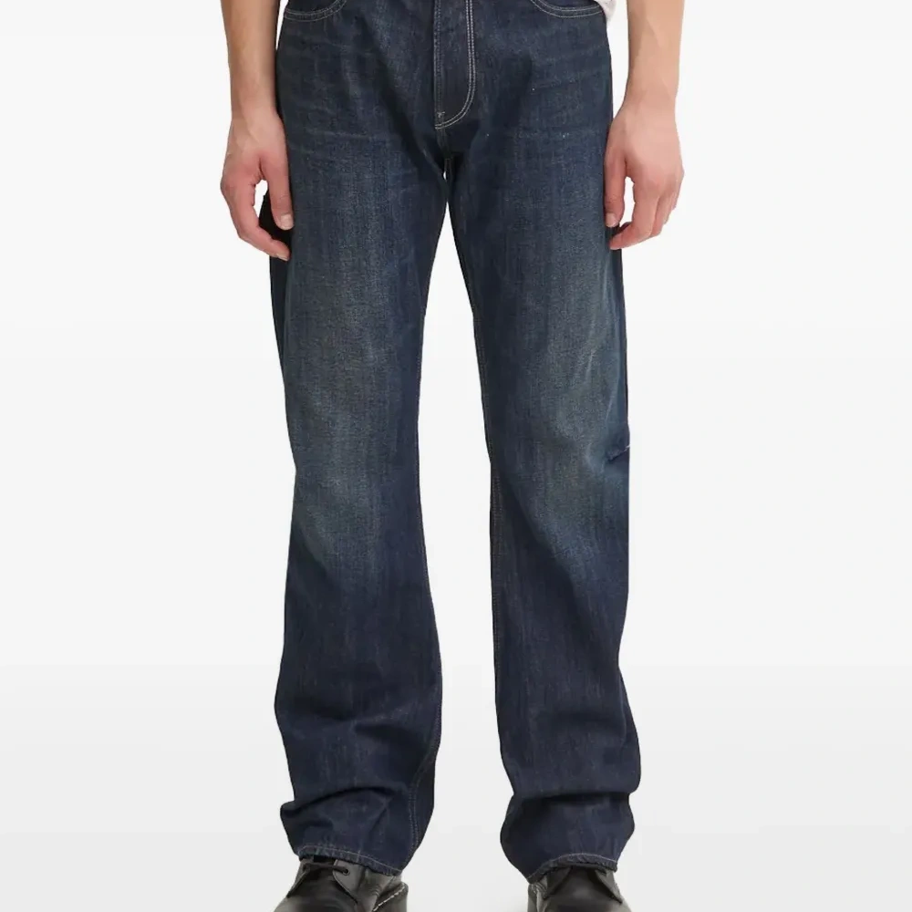 Джинсы с деталями в стиле карпентера