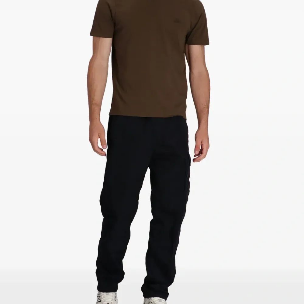 Футболка с нашивкой-логотипом