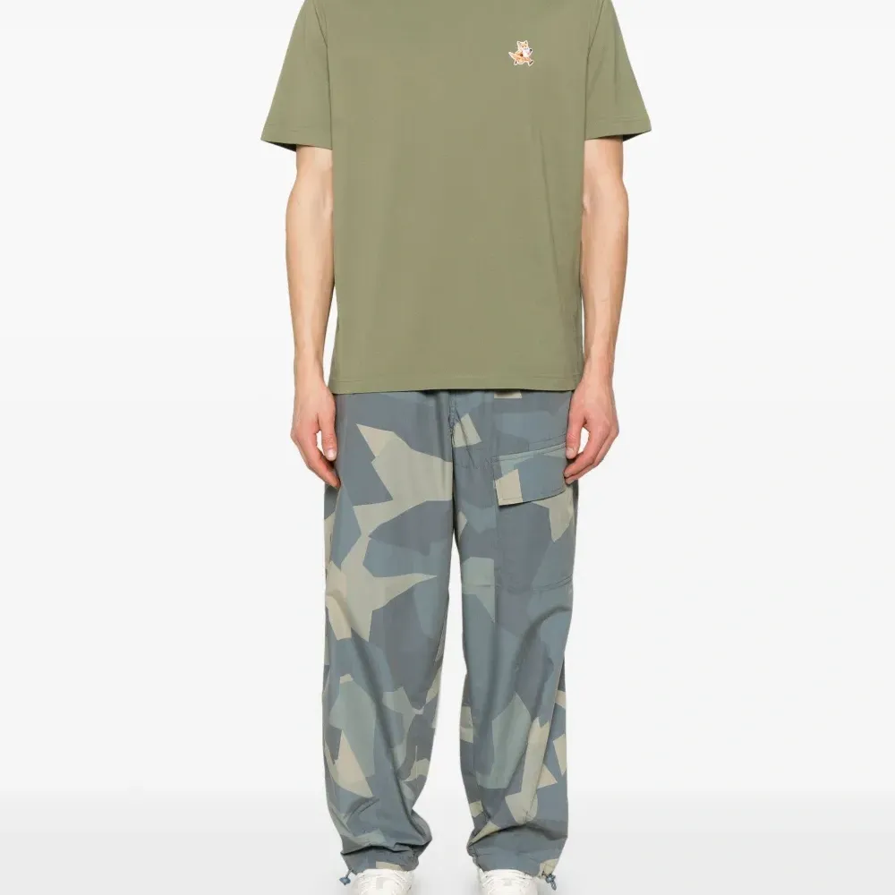 Футболка с нашивкой