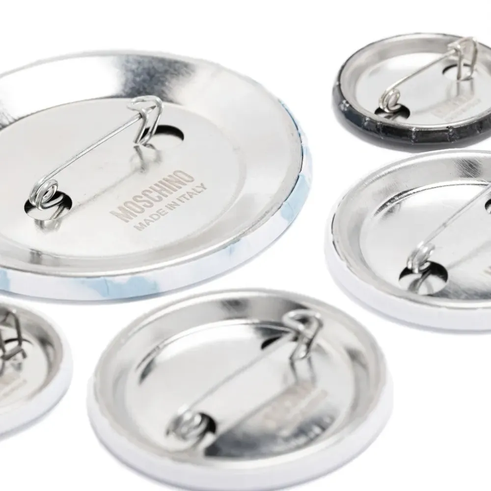 Набор из пяти значков с логотипом