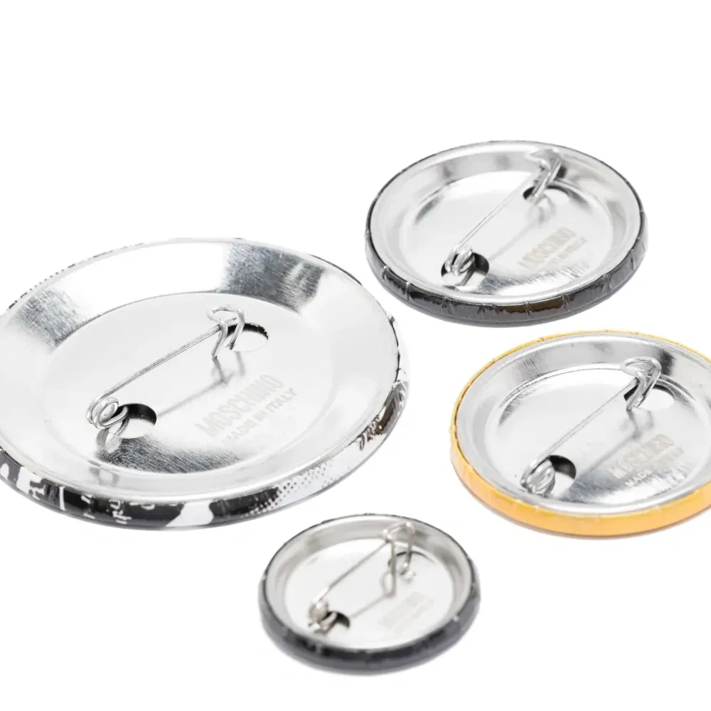 Набор из пяти значков с логотипом