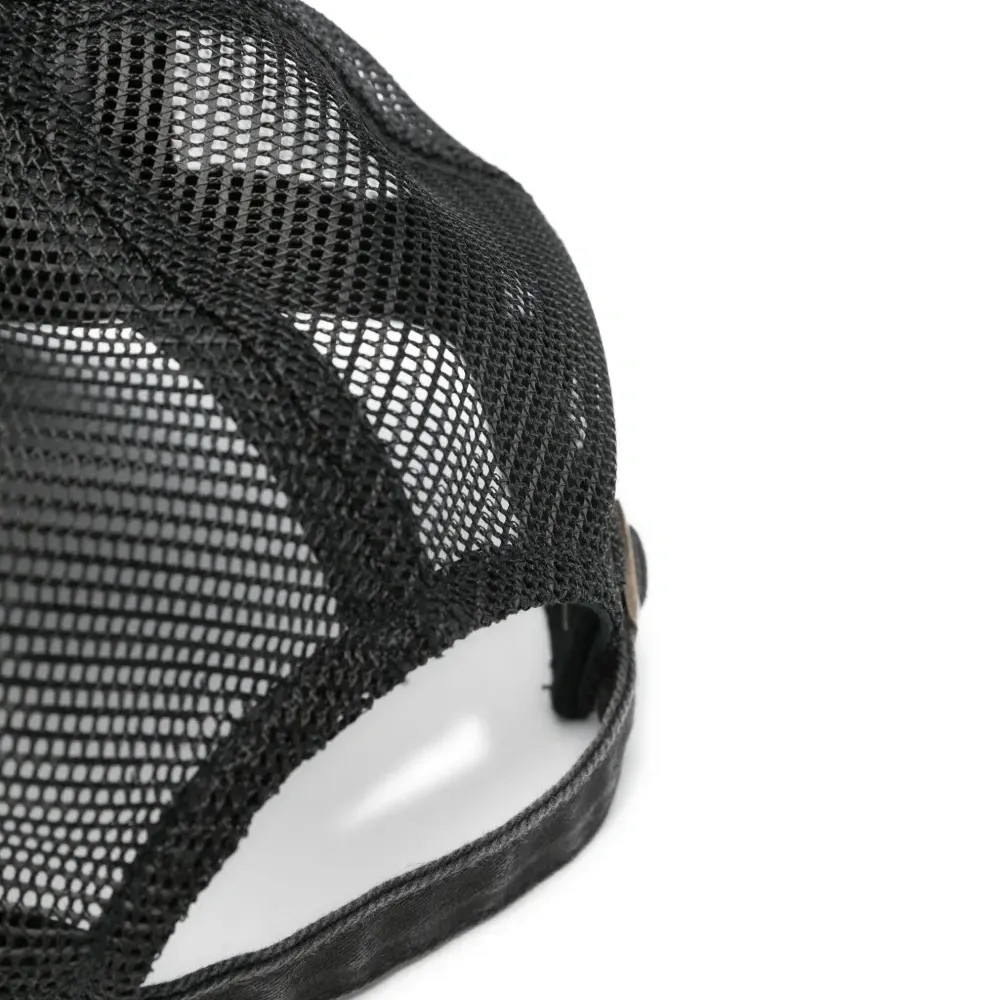 Кепка с вышитым логотипом