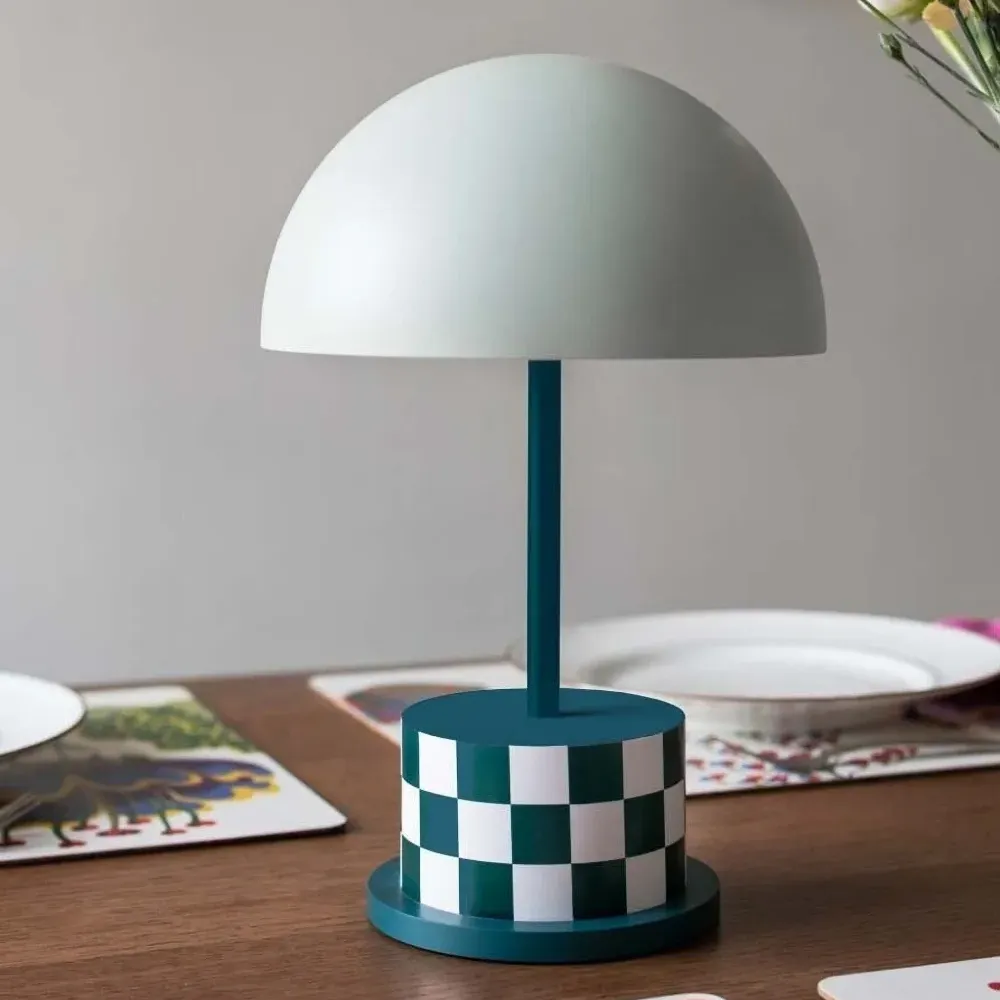 Настольная лампа в шахматную клетку (27 x 19 см) Настольная лампа в шахматную клетку (27 x 19 см)