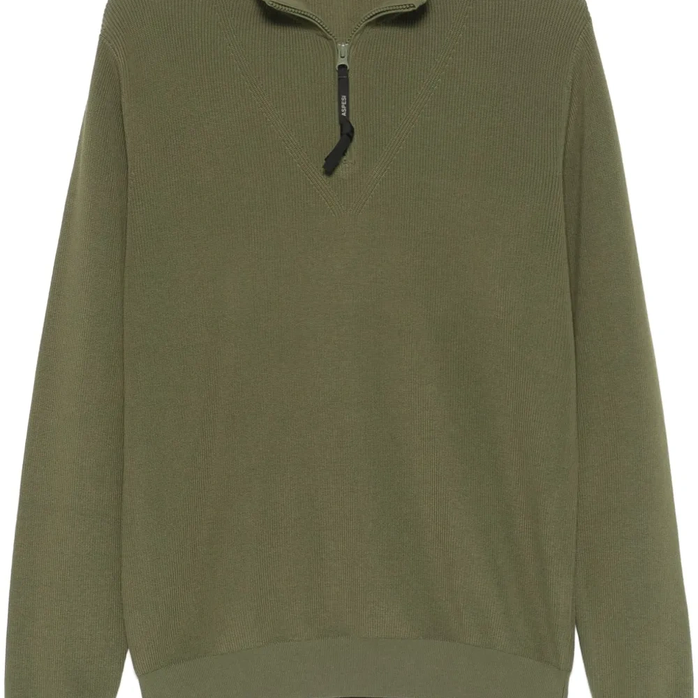 Свитер с круглым вырезом