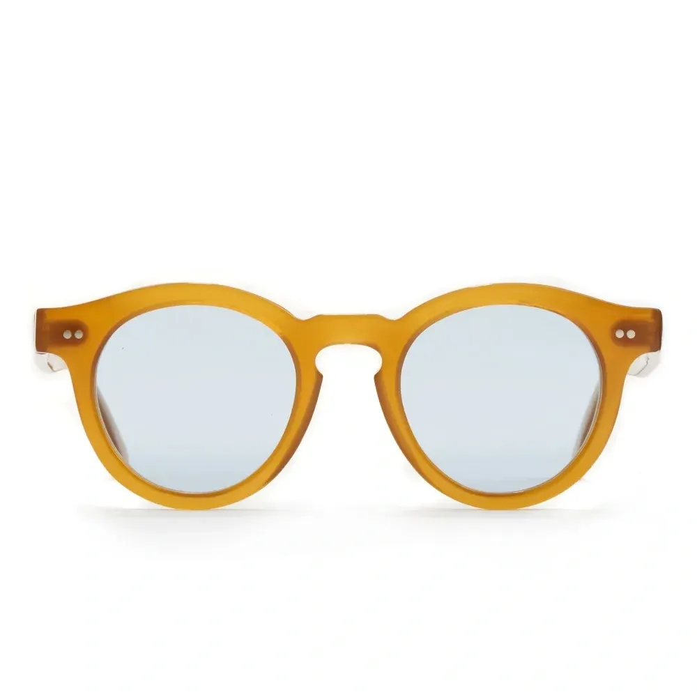 Солнцезащитные очки в круглой оправе