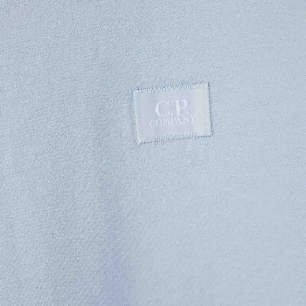 Футболка с нашивкой-логотипом