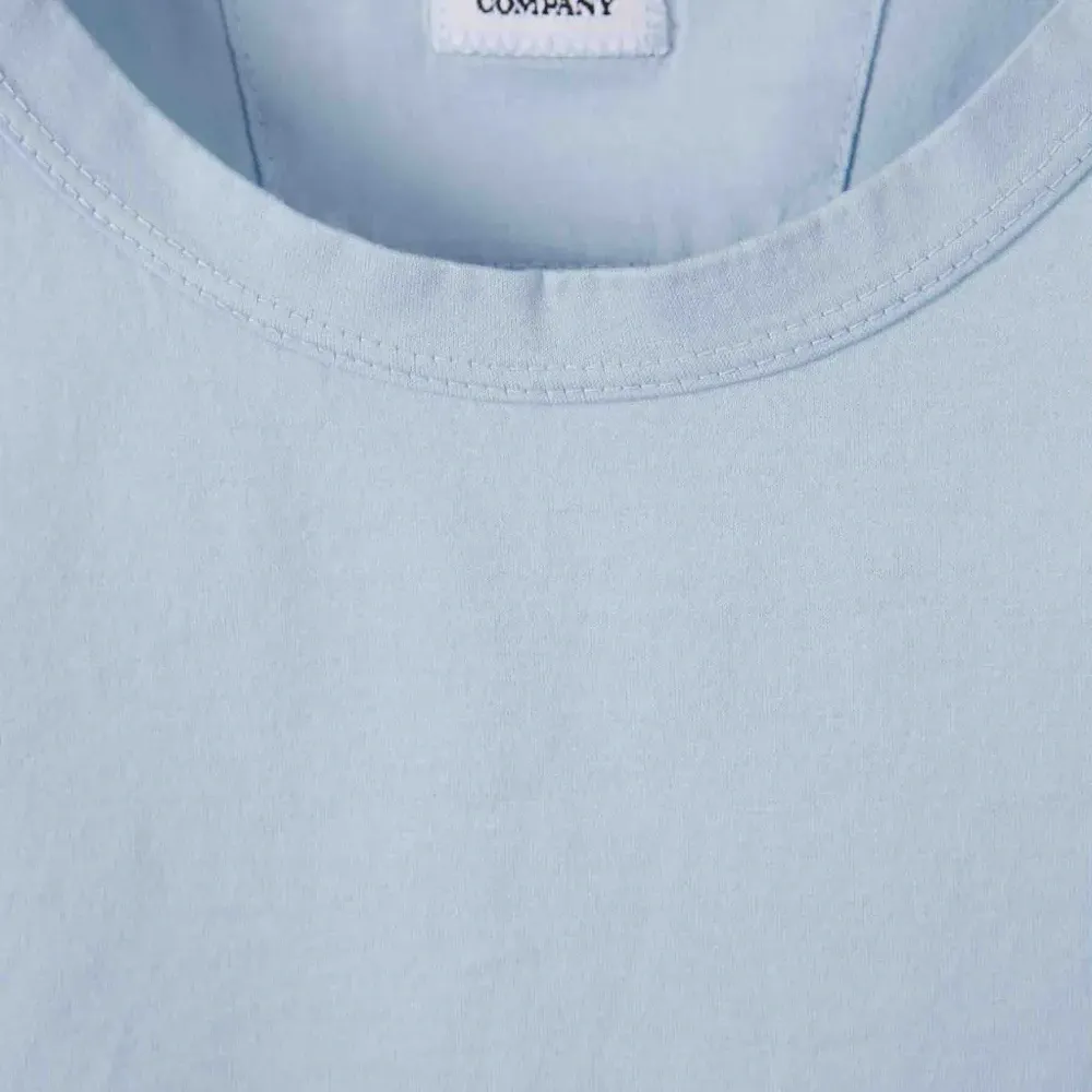 Футболка с нашивкой-логотипом