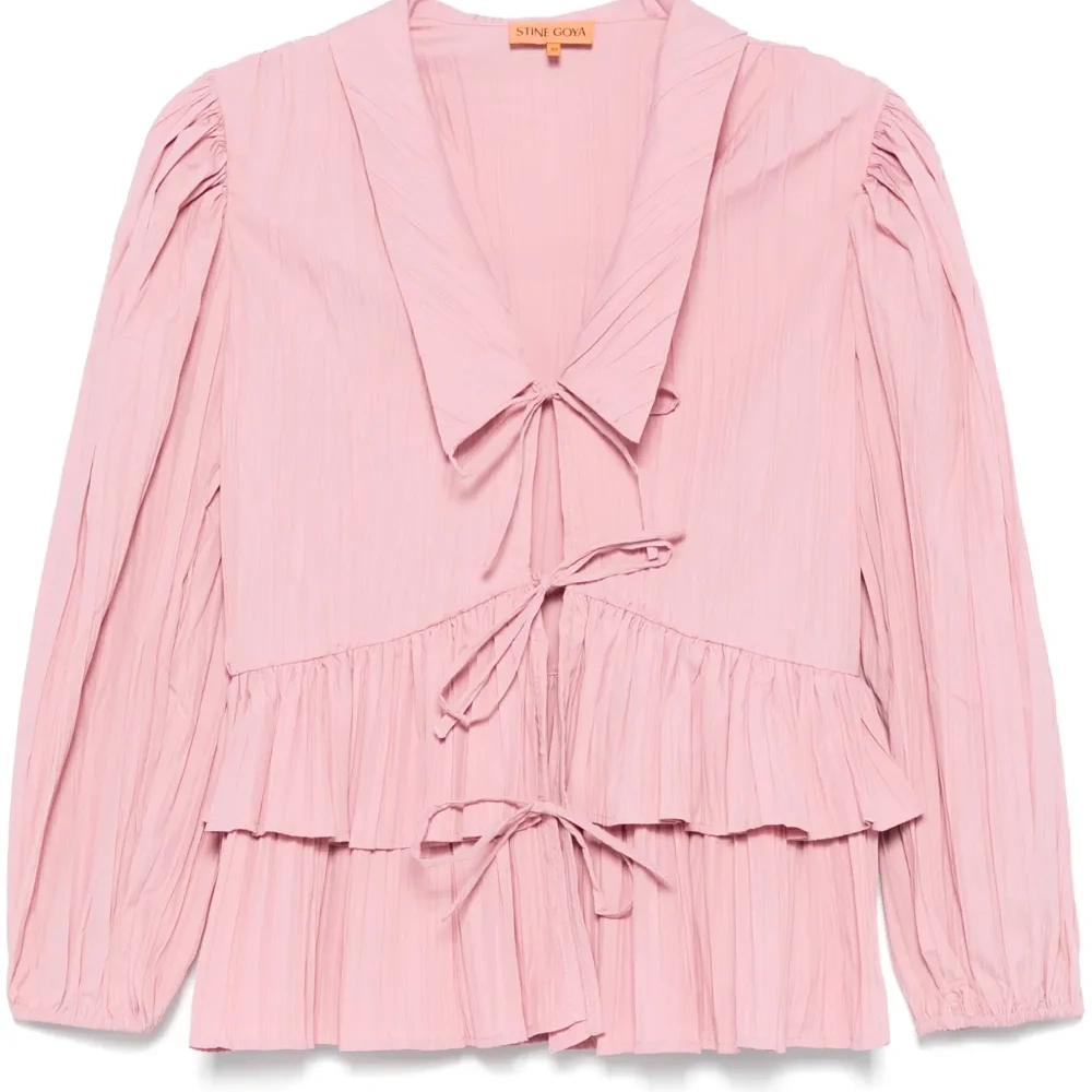 Блузка с объемными рукавами