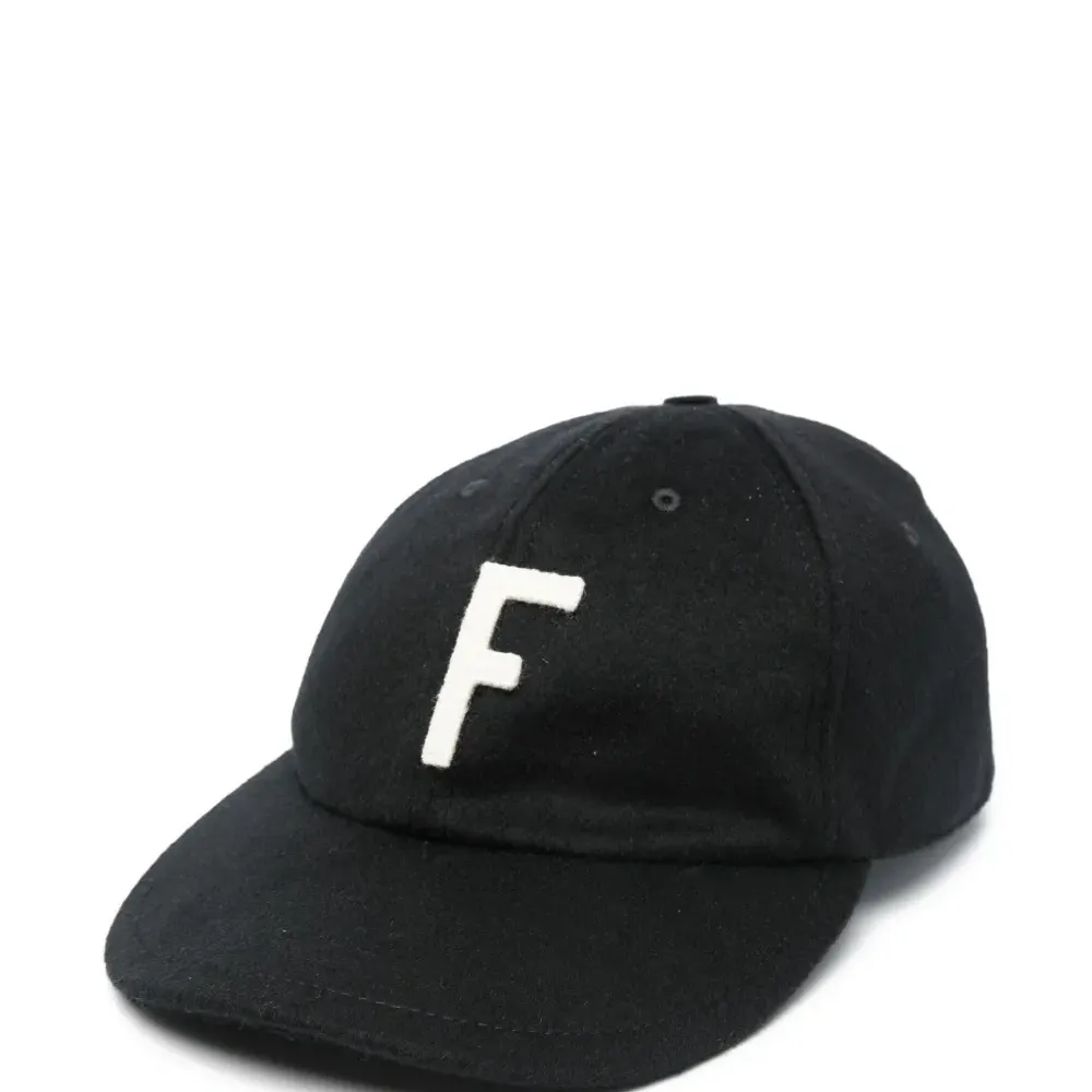 Бейсболка с нашивкой-логотипом