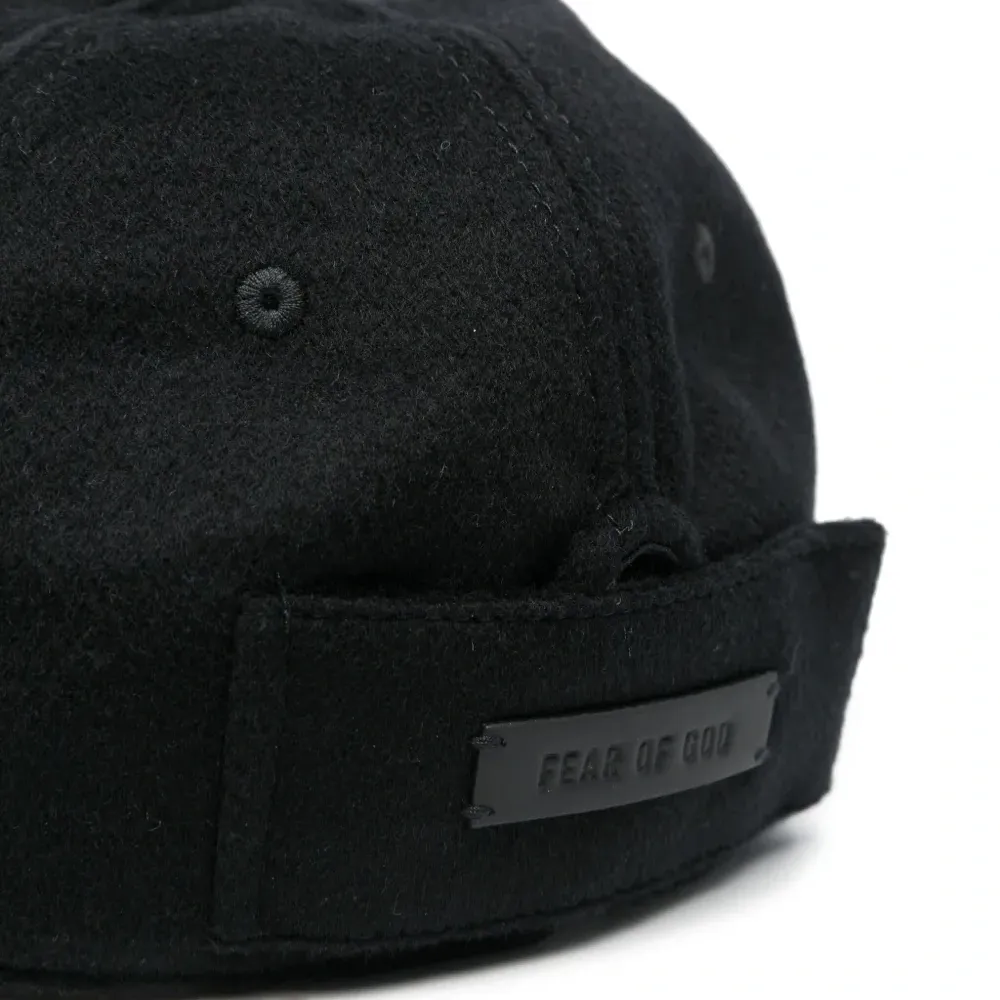 Бейсболка с нашивкой-логотипом