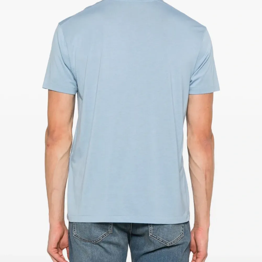 футболка с круглым вырезом