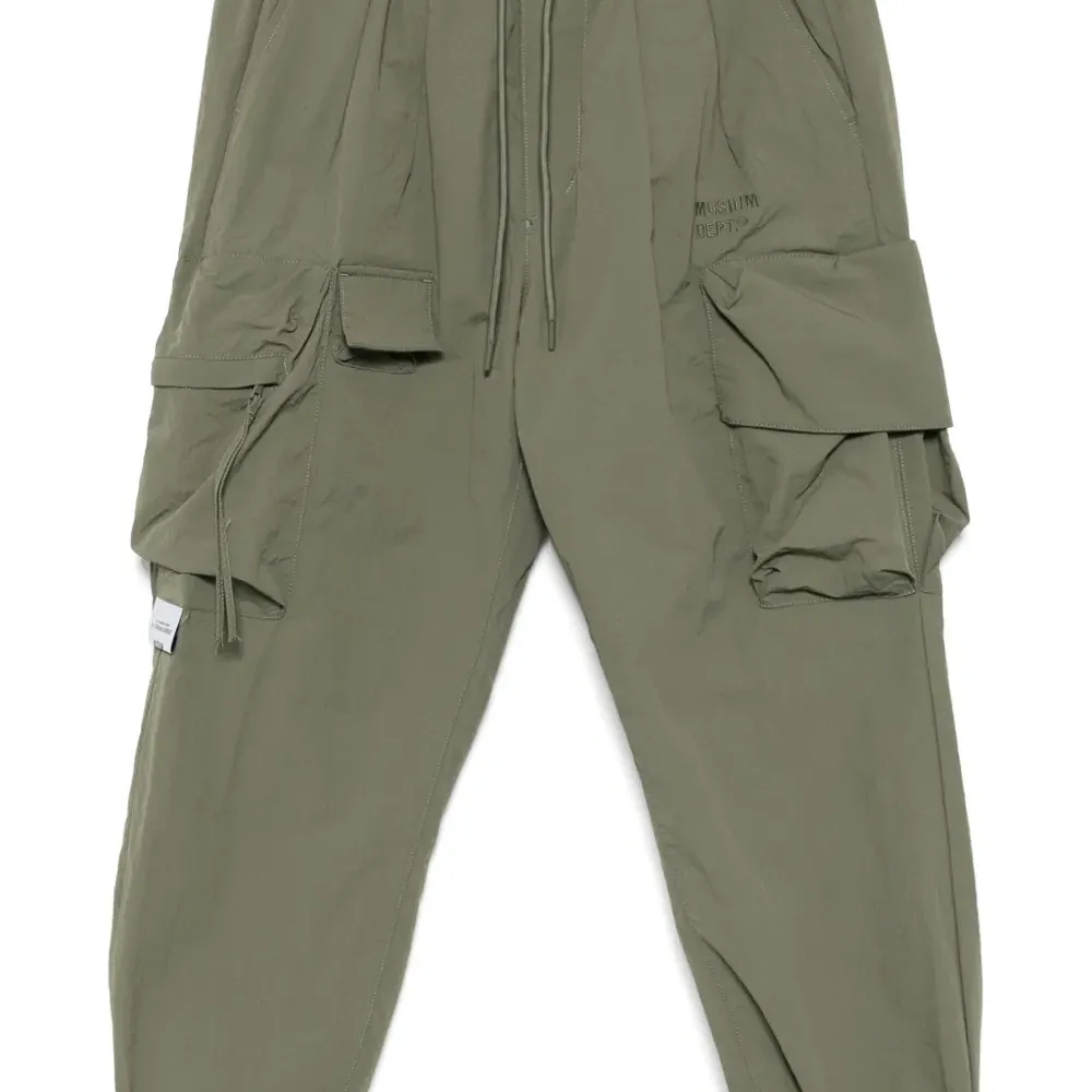 Брюки карго с вышитым логотипом