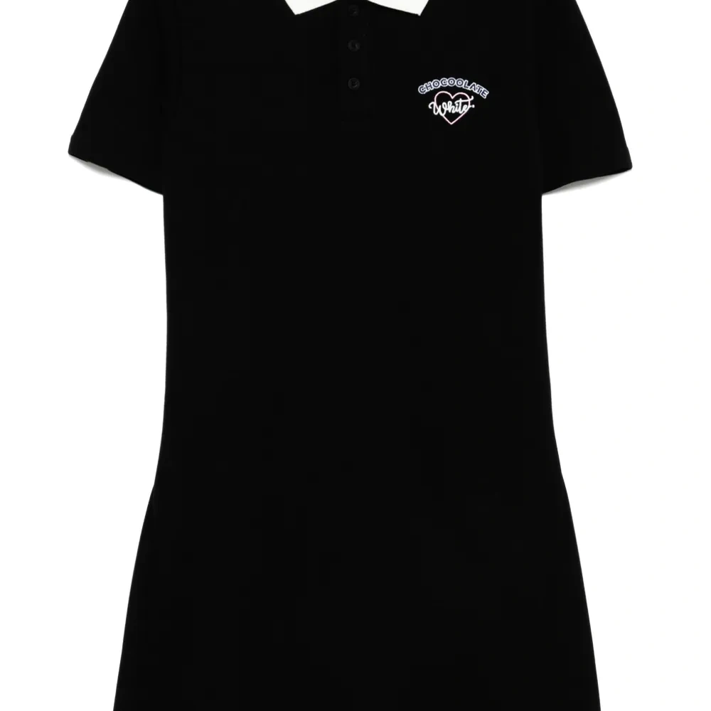 Платье с вышитым логотипом