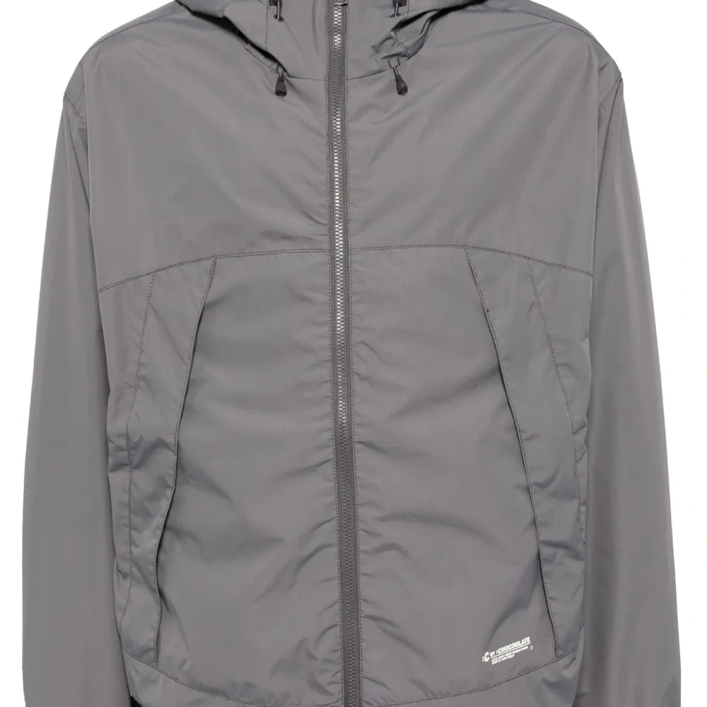 Ветровка на молнии с капюшоном