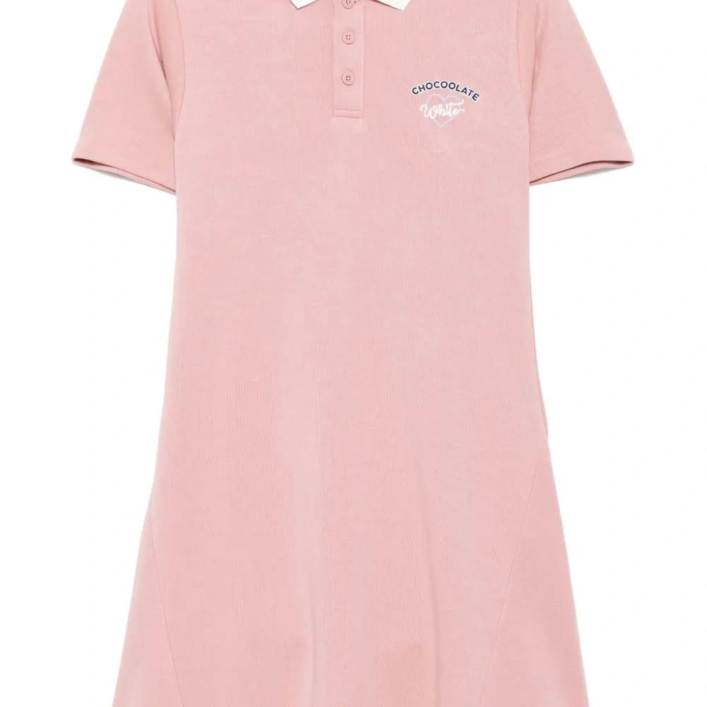 Платье с вышитым логотипом