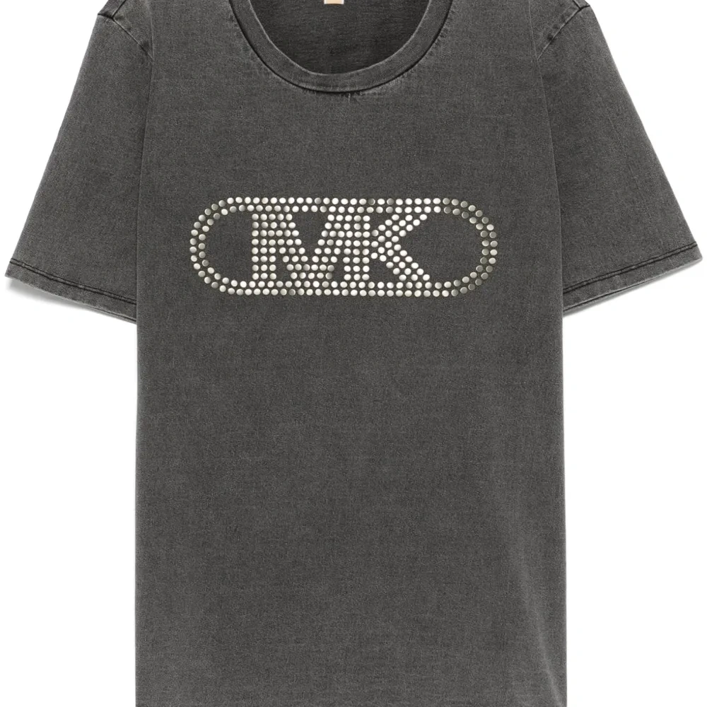 Футболка с заклепками