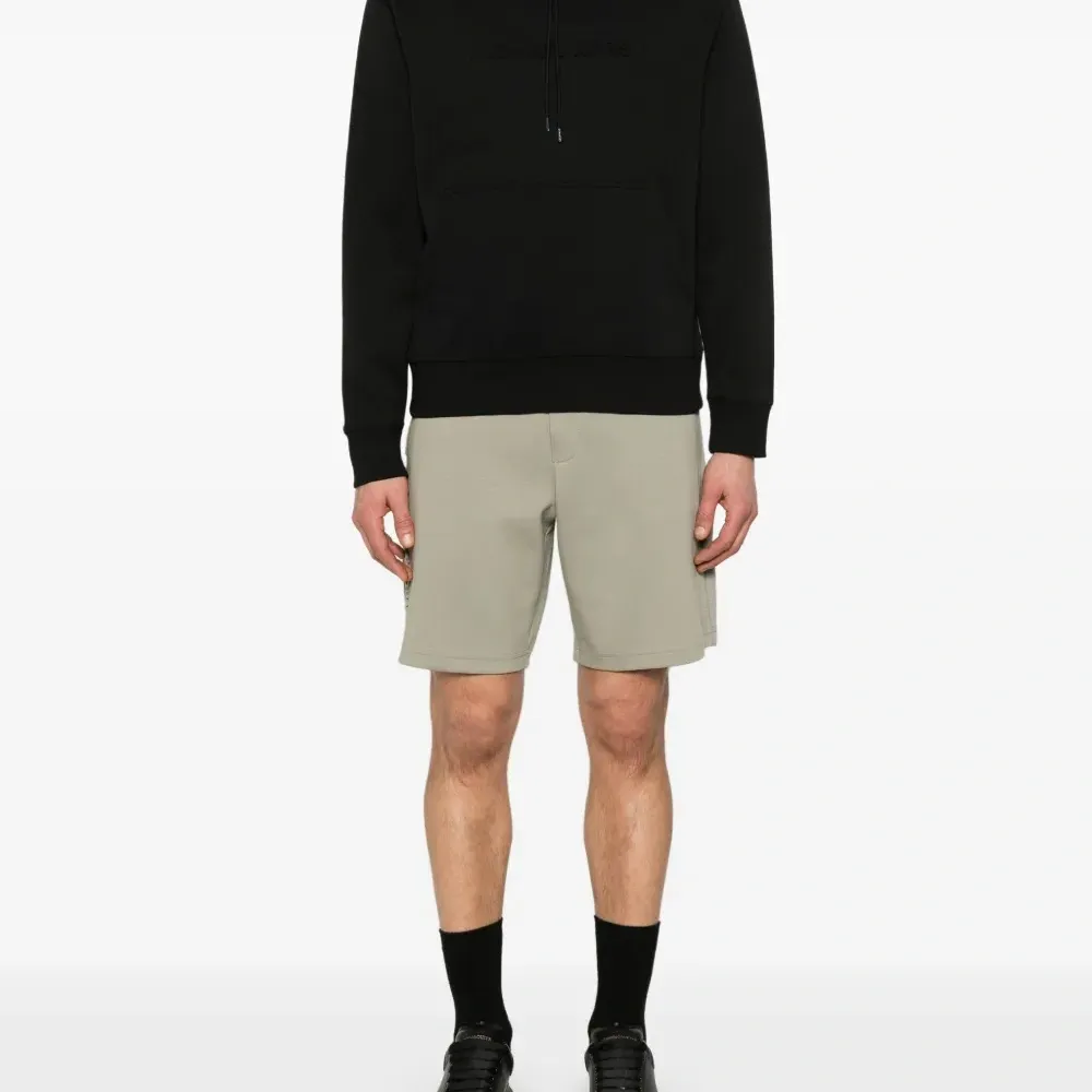 Худи с тисненым логотипом