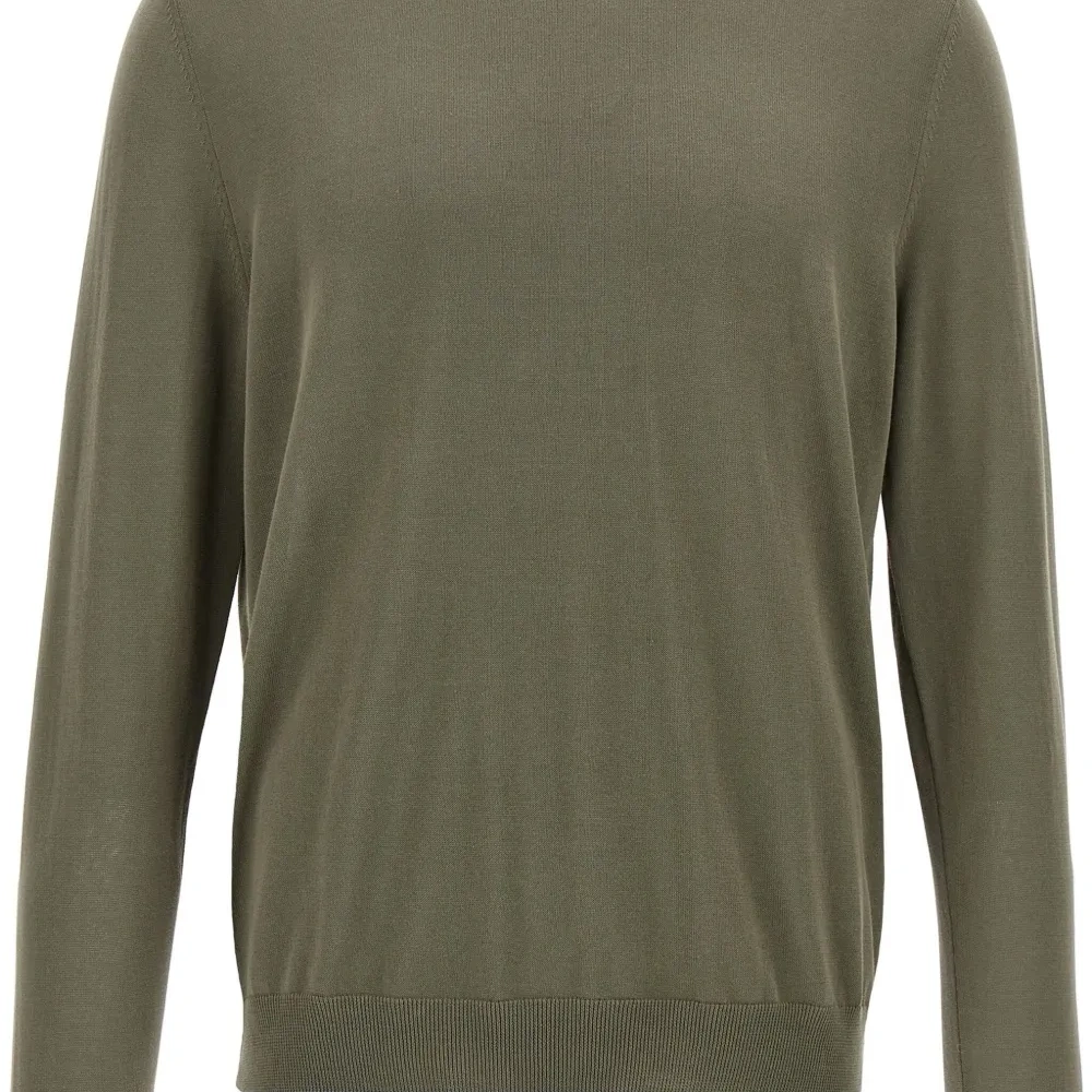 Свитер с круглым вырезом