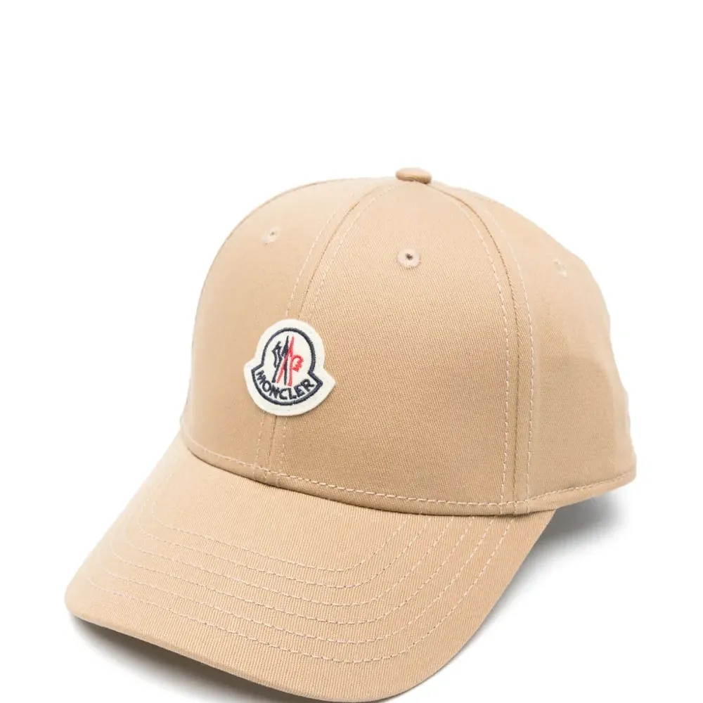 Кепка с нашивкой-логотипом