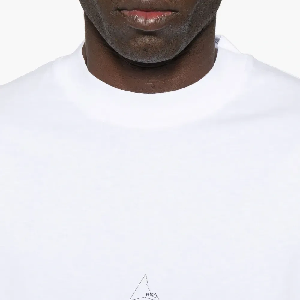 Футболка с логотипом