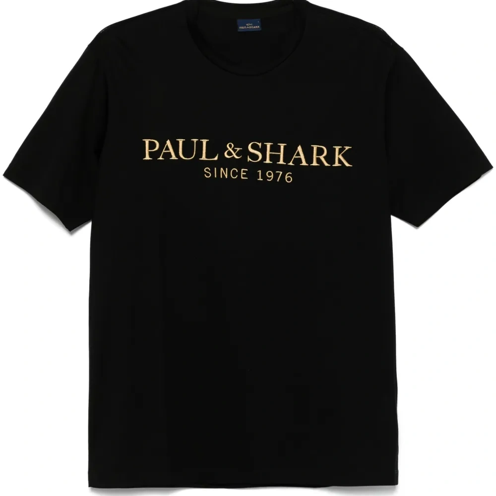 Футболка с вышитым логотипом